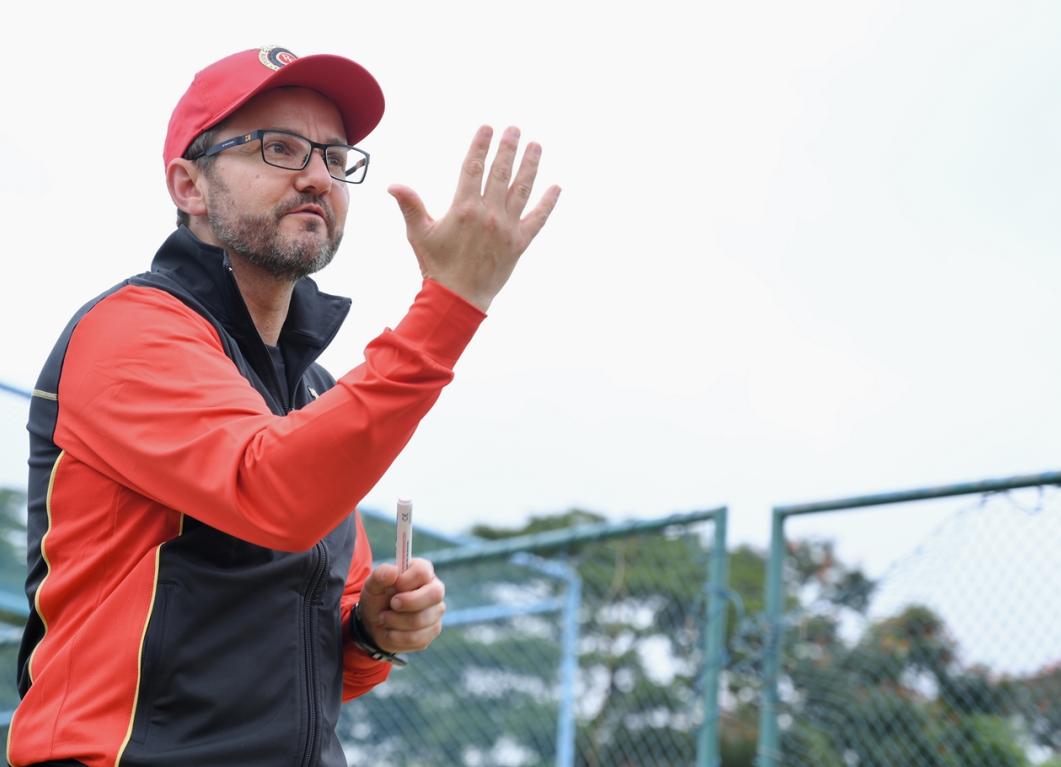 Mike Hesson Mike Hesson addresses the rumour about Kohli-Finch opening