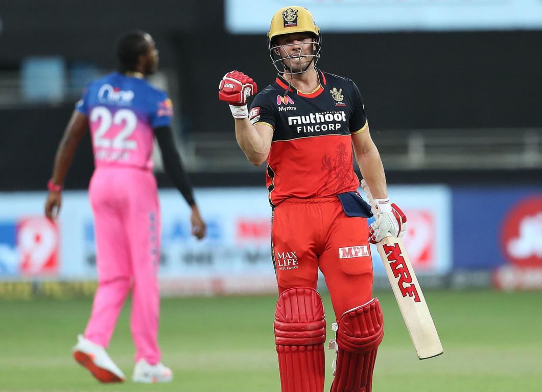 AB de Villiers makes batting look so simple: Sunil Gavaskar