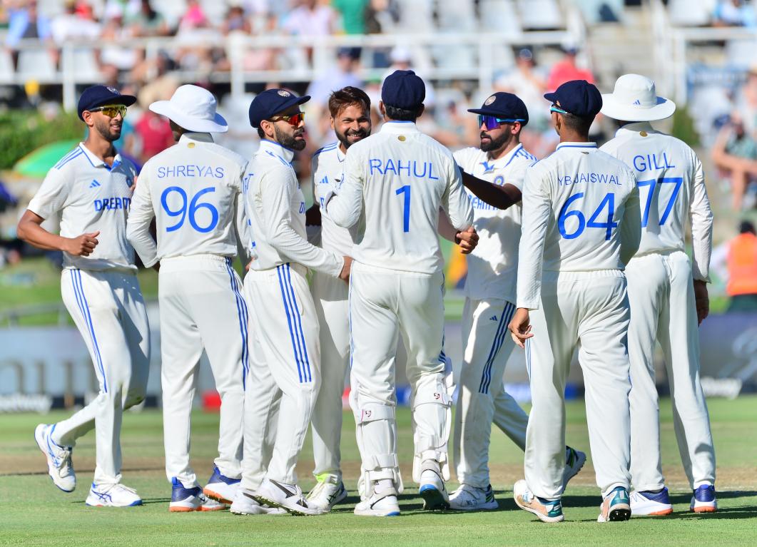 Chaos rules in Cape Town as 23 wickets fall on Day 1 of second Test