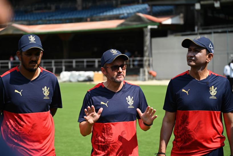 RCB Bold Diaries: Mike Hesson and Sanjay Bangar address RCB’s huddle in the first practice session ahead of IPL 2023